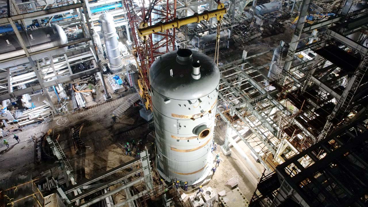 Successful 190 MT Vessel Erection at IOCL's Gujarat Refinery